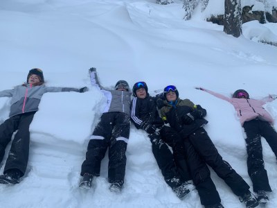 Les Orres élèves allongés dans neige 30012026