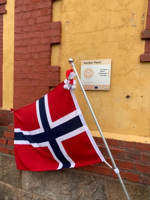 Norvège mascotte et drapeau norvégien
