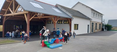 enfant maternelle jouant sur cour