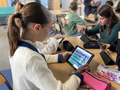 photo 2 élèves avec tablettes 