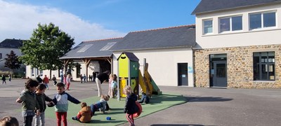 structure jeux et bâtiment école en fond (4)